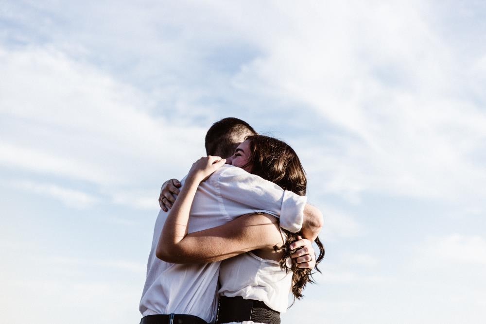 Hugging Is Good For You | Photo by Priscilla Du Preez on Unsplash | Hugging | Dr. Namita Caen, Sex Coach, Relationship Coach, Mill Valley, Bay Area | Sex and Intimacy Coaching